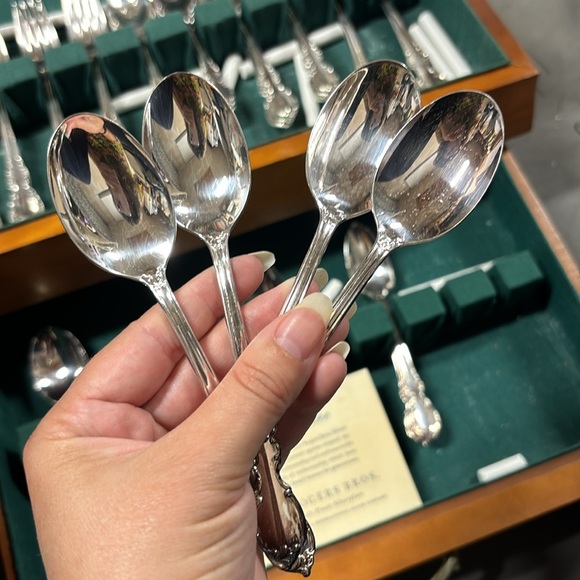 1847 Rogers Bros. Reflection 60pc silver plate flatware set - Picture 12 of 17